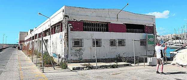 El sector pesquero reclama que se eliminen las antiguas instalaciones sin uso y en peligro de derrumbe. :: j-l.