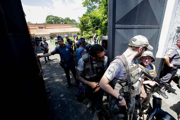Efectivos policiales rodean la escuela brasileña en la que se produjo el tiroteo. :: sebastiao moreira / efe