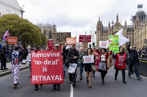 Manifestantes favorables al 'brexit' muestran sus pancartas en los alrededores del Parlamento de Londres mientras se celebraban ayer las votaciones. :: Niklas HALLE'N / AFP

