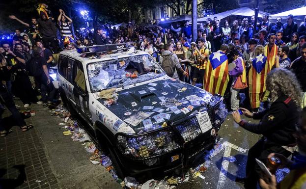 Aspecto de uno de los coches de la Guardia Civil que realizaban un registro con motivo del 1-O en la sede de la consellería de Economía de la Generalitat.