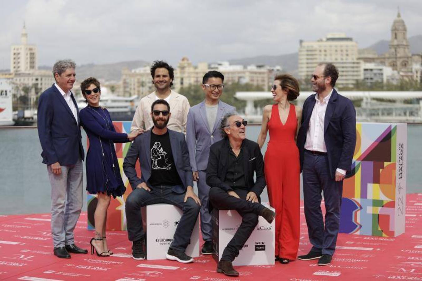 Photocall con el equipo de la película 'Los japón'. Con el director Álvaro Díaz Lorenzo; los productores José Manuel Lorenzo, Mercedes Gamero y Pablo Nogueroles; y los actores Dani Rovira, Antonio Dechent, María León y Ryo Matsumoto.