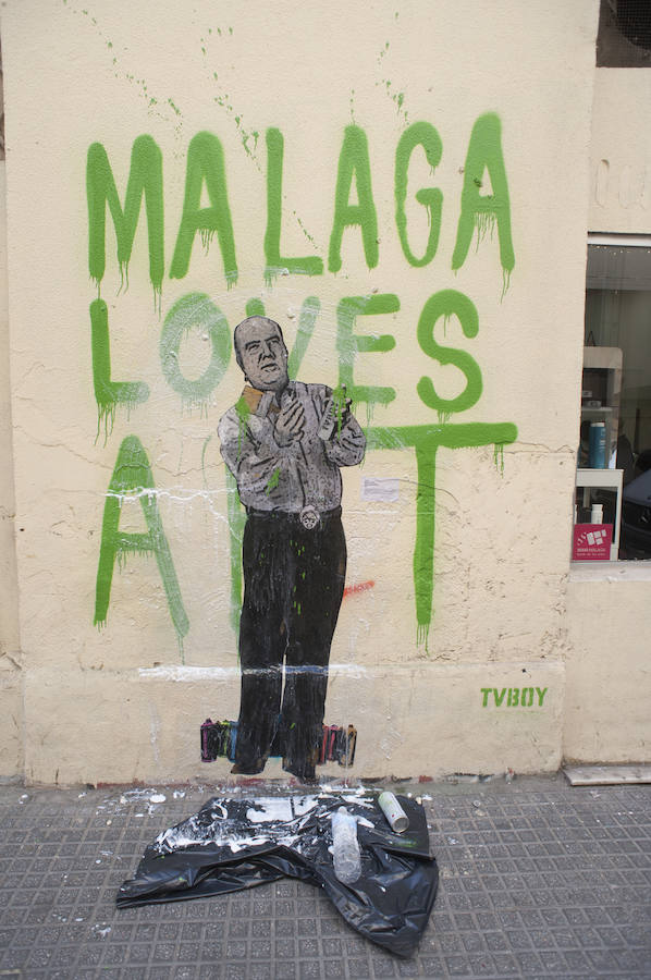 El artista italiano pinta a personajes locales en la calle Vendeja y dibuja en el Centro al líder de Vox manifestándose a favor de las mujeres 