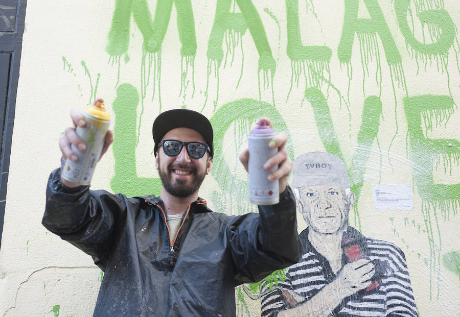 El artista italiano pinta a personajes locales en la calle Vendeja y dibuja en el Centro al líder de Vox manifestándose a favor de las mujeres 