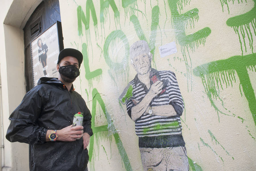 El artista italiano pinta a personajes locales en la calle Vendeja y dibuja en el Centro al líder de Vox manifestándose a favor de las mujeres 