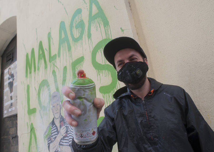 El artista italiano pinta a personajes locales en la calle Vendeja y dibuja en el Centro al líder de Vox manifestándose a favor de las mujeres 