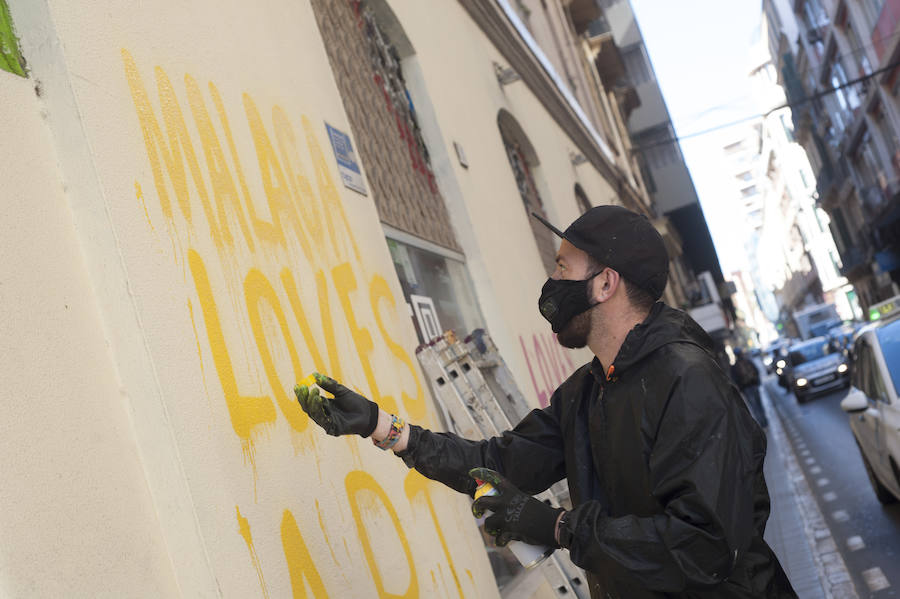 El artista italiano pinta a personajes locales en la calle Vendeja y dibuja en el Centro al líder de Vox manifestándose a favor de las mujeres 