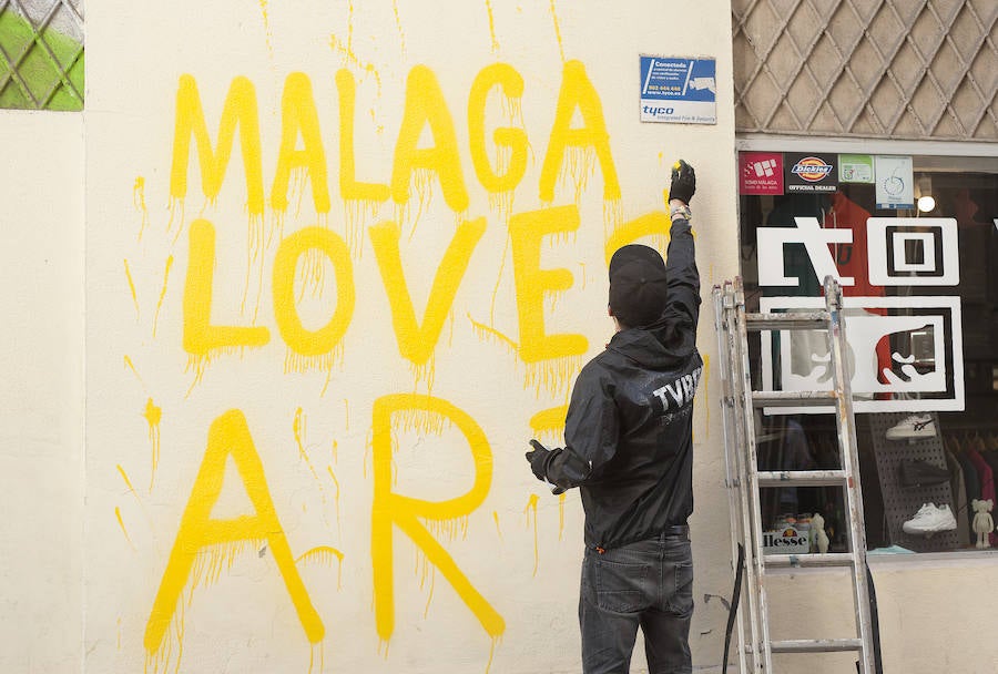 El artista italiano pinta a personajes locales en la calle Vendeja y dibuja en el Centro al líder de Vox manifestándose a favor de las mujeres 