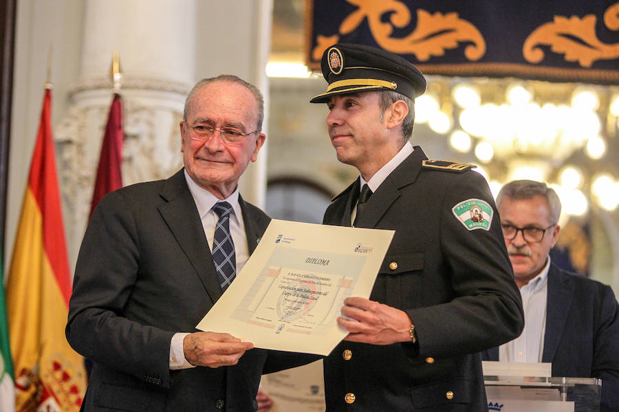 El alcalde Francisco de la Torre preside el acto de entrega de las distinciones