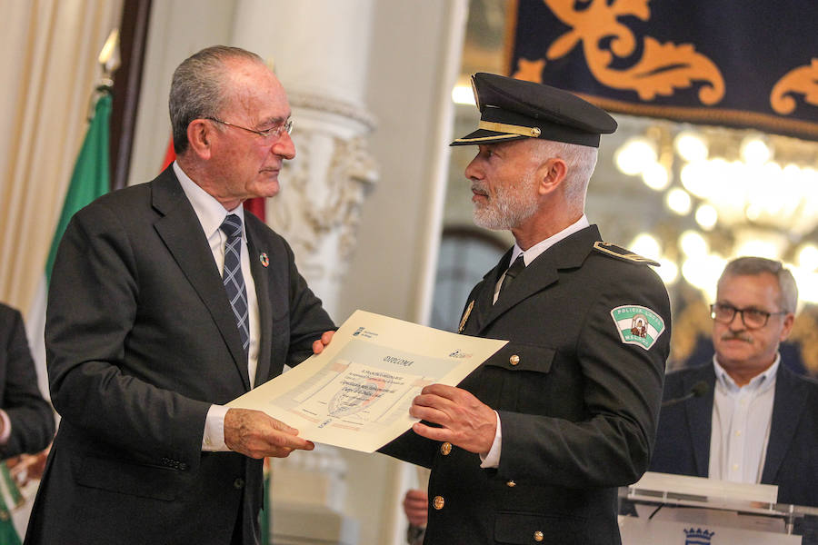 El alcalde Francisco de la Torre preside el acto de entrega de las distinciones