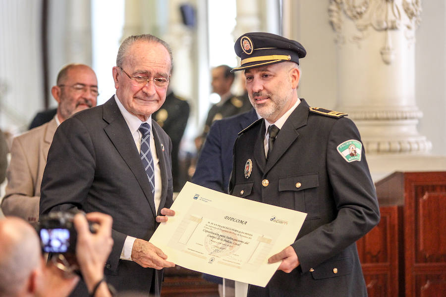 El alcalde Francisco de la Torre preside el acto de entrega de las distinciones