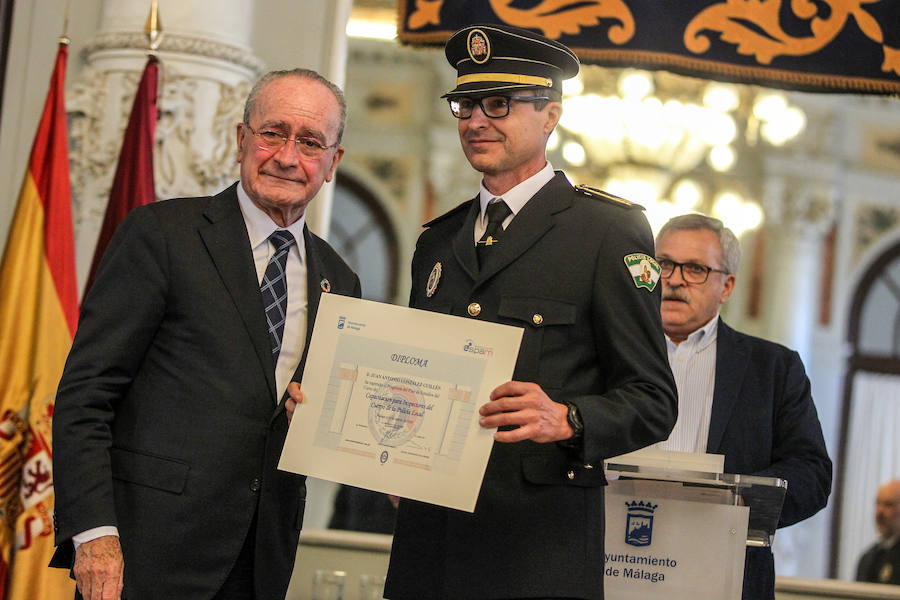 El alcalde Francisco de la Torre preside el acto de entrega de las distinciones