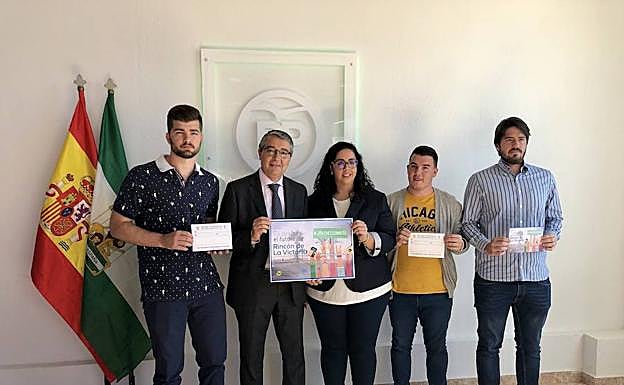 El presidente del PP Rincón con parte del equipo de NNGG. 