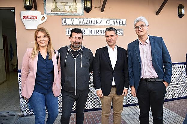 Ana Isabel González y José Bernal, con representantes de los vecinos. 