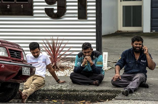 Desolación. Tres musulmanes, en el exterior de la mezquita Al-Noor de Christchurch, donde murieron 40 de las 49 víctimas  :: m. hunter / efe 