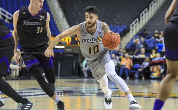 Francis Alonso bota durante un partido de esta temporada con su universidad. 