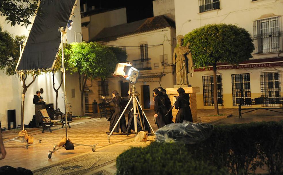 Las actrices en una de las escenas grabadas en la Plaza de la Iglesia.