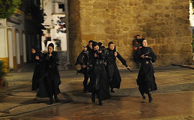 Imagen principal - Arriba, filmación a las puertas del templo de la Encarnación. Abajo, carpas de logística y la grabación en una de las calles del casco antiguo el pasado jueves.