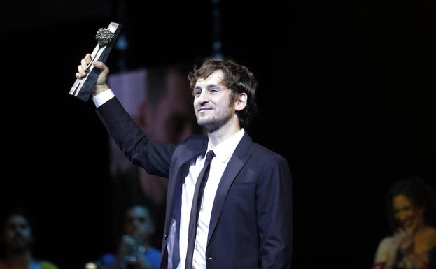 El actor y director recibió en el escenario del Teatro Cervantes el Premio Málaga Talent rodeado de su familia, la personal y la profesional.