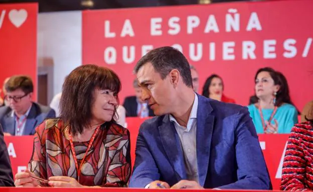 El presidente del Gobierno, Pedro Sánchez, y la presidenta del PSOE Cristina Narbona.