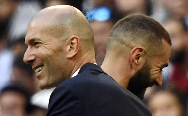 Zidane sonríe con Benzema tras el cambio del '9'. 