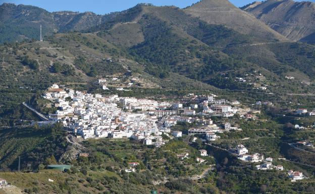 Vista panorámica de Canillas de Albaida captada desde la carretera que conduce a Salares. 