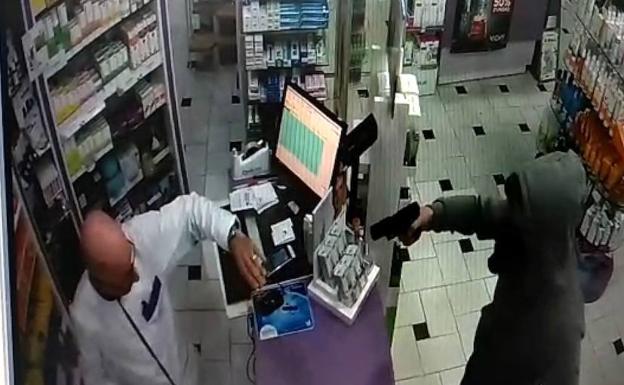 Un encapuchado atraca a punta de pistola una farmacia en Mijas