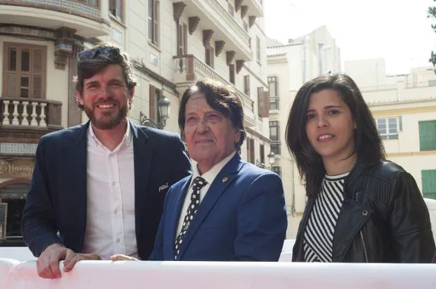 El cantaor Emi Bonilla, en el centro, junto al director Jorge Agó y la guionista Ingrid Gil, de la productora Mucho Ojo.