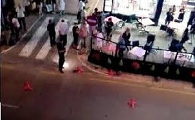 Agentes de policía, en la calle de Estepona donde fue secuestrado Brian Martos. 