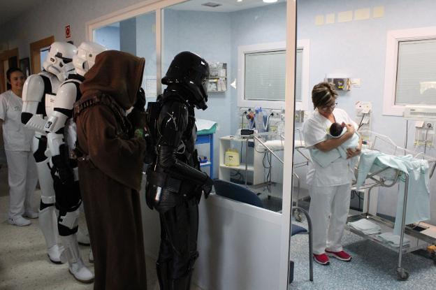 La saga de 'Star Wars' visita el hospital de la Axarquía