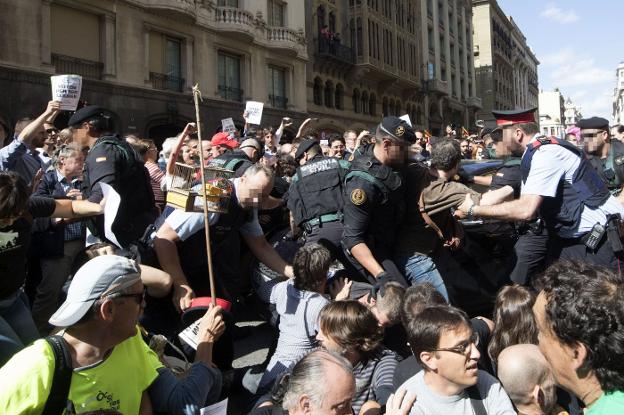 Enfrentamiento de manifestantes y la Guardia Civil el 20 de septiembre de 2017. :: Marta Pérez / efe