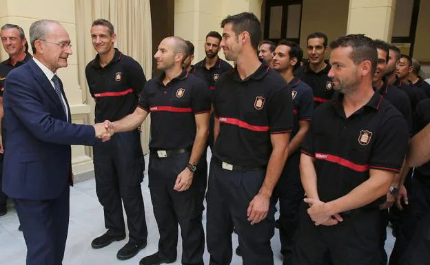 Imagen de archivo del alcalde saludando a la nueva promoción de bomberos en 2015. 