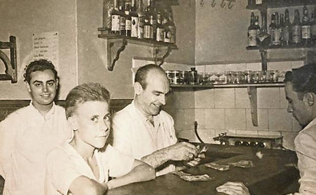 El fundador, a la derecha, junto a empleados el día de la apertura.