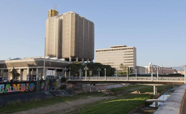 El edificio se encuentra clausurado y cubierto por una lona para evitar desprendimientos. 