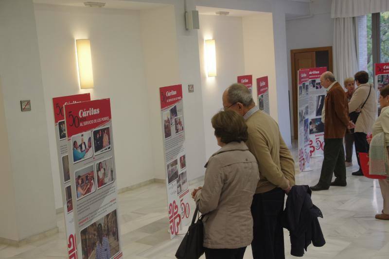 El salón de actos de la Cofradía de los Estudiantes, en la calle Alcazabilla, acoge esta muestra hasta el próximo 29 de marzo