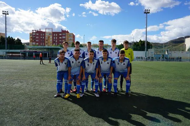 El equipo del Puerto Malagueño de Liga Nacional juvenil, antes de su encuentro de la primera vuelta ante el Málaga  :: 