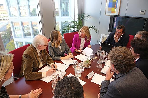Carazo y Muñoz reunidas ayer con sus respectivos equipos en la sede de la Consejería de Fomento, en Sevilla. 