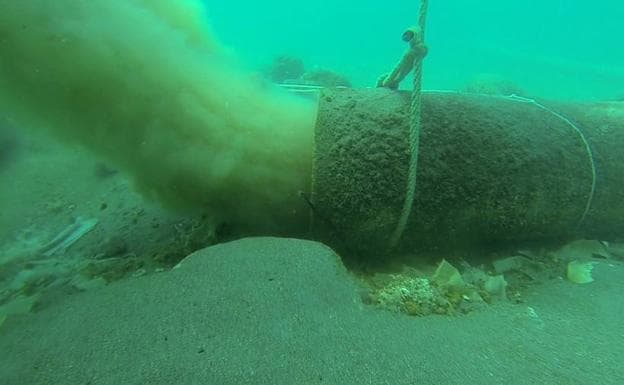 Una 'costra' de toallitas se forma en uno de los emisarios submarinos de Nerja. 