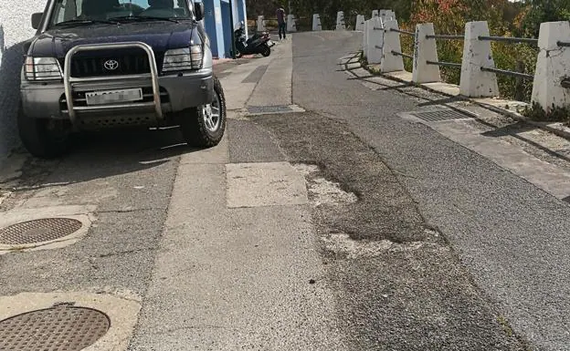 Baches en la calle Rocío.