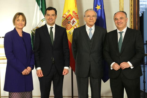 De izquierda a derecha, María Jesús Catalá, directora Territorial de CaixaBank en Andalucía Occidental; Juan Manuel Moreno, presidente de la Junta; Isidro Fainé, presidente de la Fundación Bancaria La Caixa, y Juan Ignacio Zafra, director territorial en Andalucía Oriental.