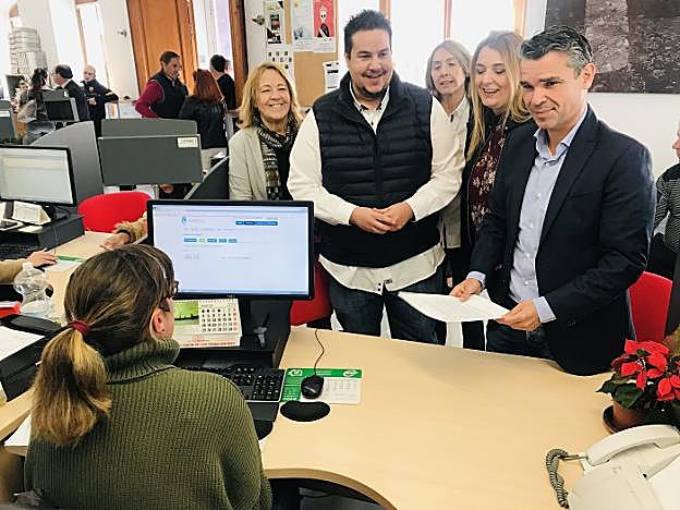 Ediles del PSOE registrando ayer su petición. 
