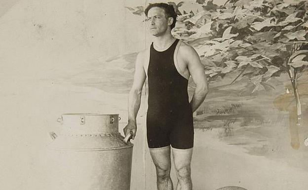 Harry Houdini junto a un tanque de leche en 1908. 
