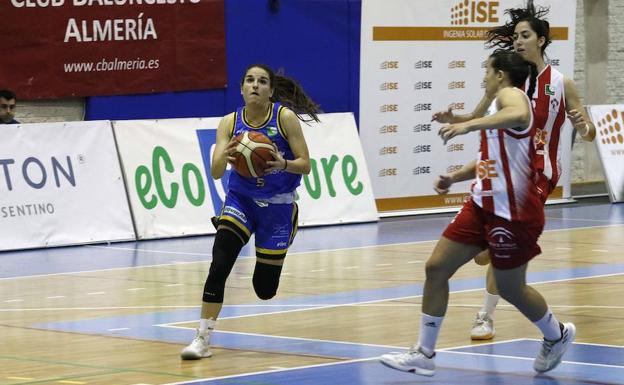 Beatriz Bajo avanza con la bola en el partido .