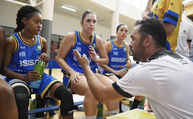 El entrenador del Asisa, Francis Trujillo, dando indicaciones en un tiempo muerto. 