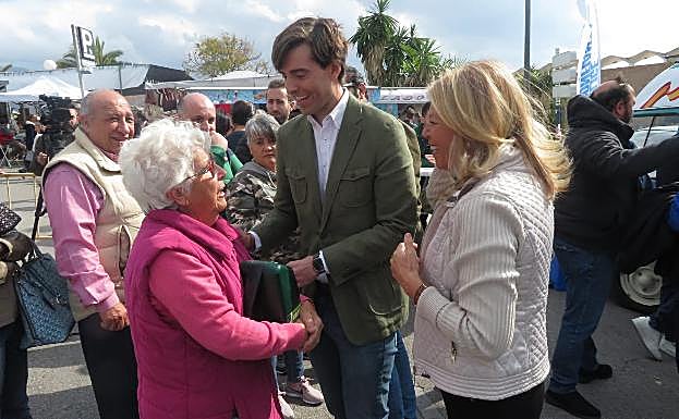 Los candidatos del PP al Congreso y al Senado, esta mañana, en Nueva Andalucía. 