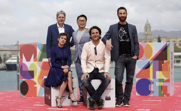 Photocall con el equipo de la película 'Los japón'. Con el director Álvaro Díaz Lorenzo; los productores José Manuel Lorenzo, Mercedes Gamero y Pablo Nogueroles; y los actores Dani Rovira, Antonio Dechent, María León y Ryo Matsumoto.