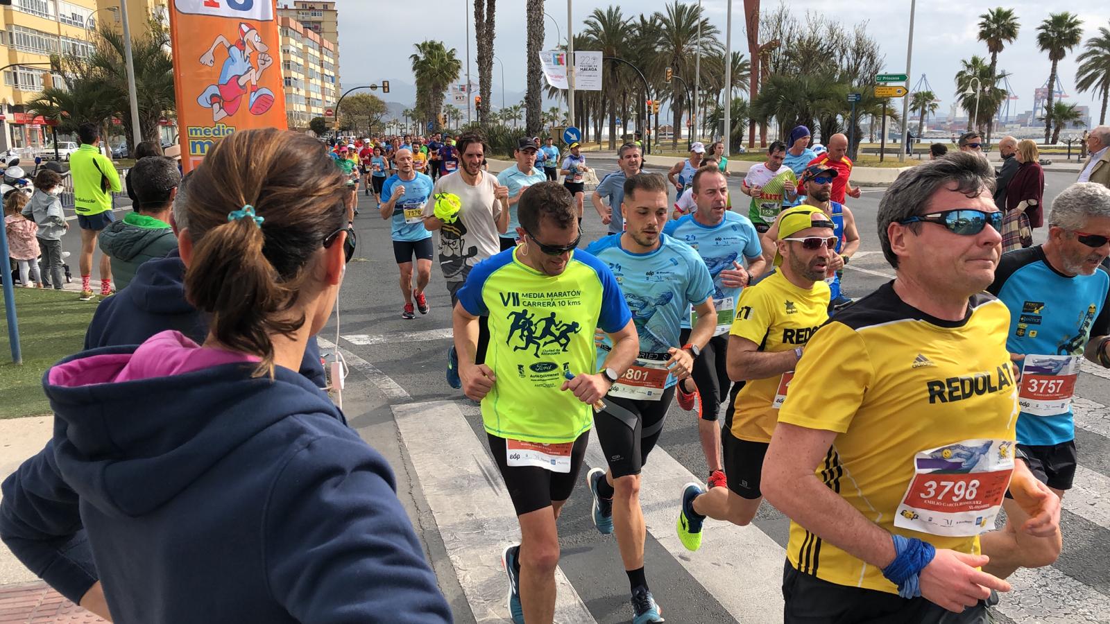 Más de 7.500 corredores participan en la 29ª edición de la Media Maratón Ciudad de Málaga.