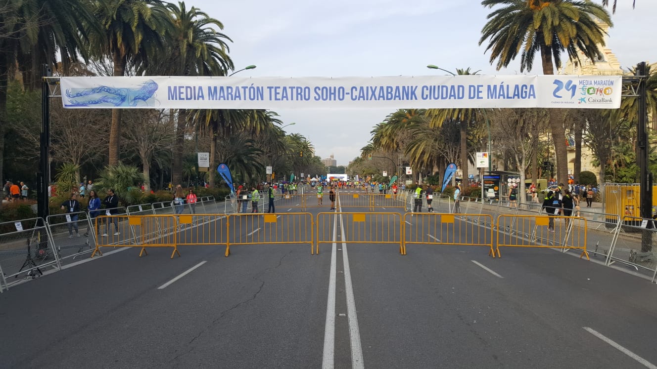 Más de 7.500 corredores participan en la 29ª edición de la Media Maratón Ciudad de Málaga.