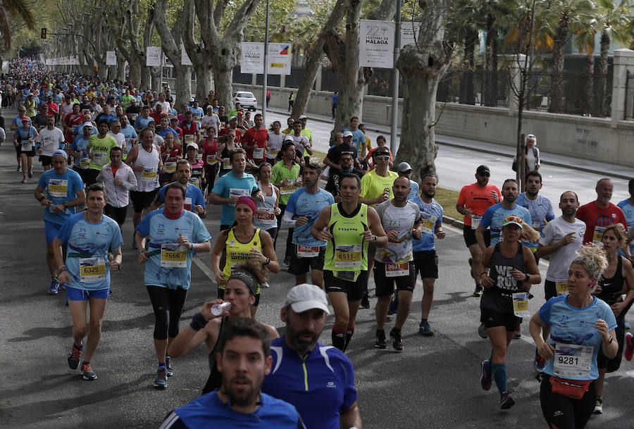 Mucho ambiente y color han llenado hoy las calles del centro de Málaga en la Media Maratón Teatro Soho Caixabank Ciudad de Málaga 2019