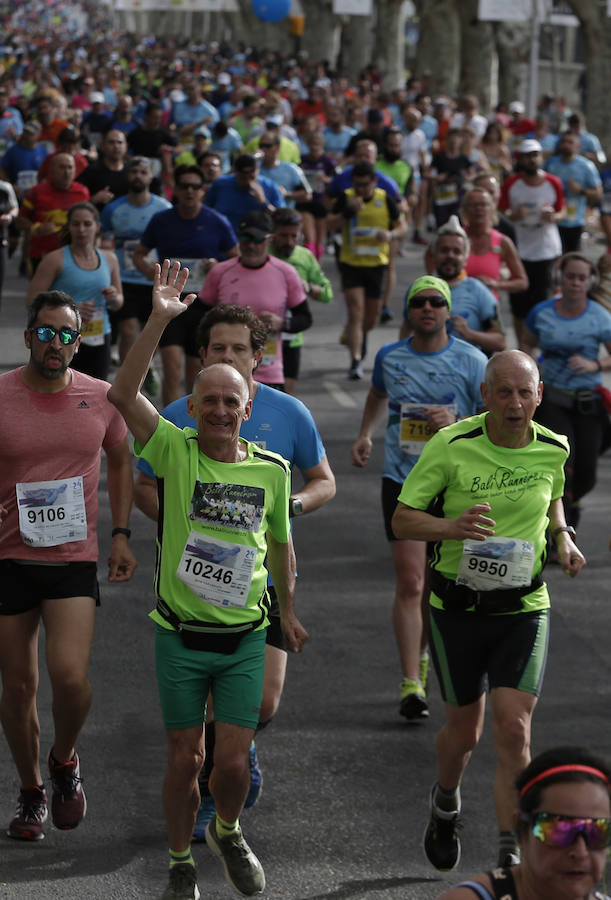 Mucho ambiente y color han llenado hoy las calles del centro de Málaga en la Media Maratón Teatro Soho Caixabank Ciudad de Málaga 2019