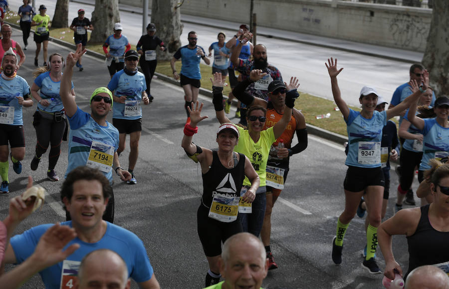 Mucho ambiente y color han llenado hoy las calles del centro de Málaga en la Media Maratón Teatro Soho Caixabank Ciudad de Málaga 2019